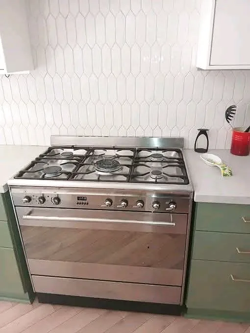 Freestanding gas range connected in a kitchen