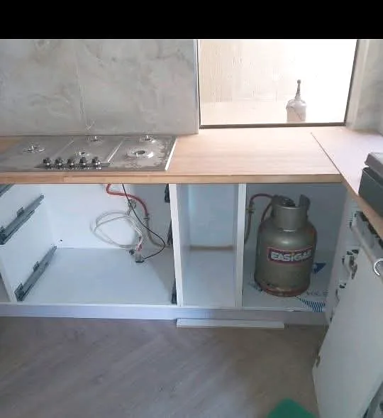 Gas hob installed with a cylinder connected under the counter